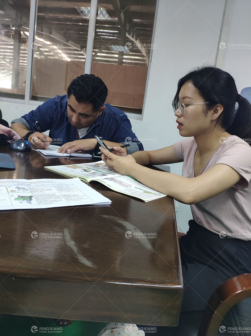 ? ? 上周，一位新的外國(guó)客戶參觀了我們的工廠，他們計(jì)劃建造新的凈菜加工配送中心。早在一個(gè)月前，客戶已在網(wǎng)上了解我司，并和我司業(yè)務(wù)員進(jìn)行詳細(xì)的溝通。在客戶咨詢的機(jī)器選擇和加工流程問(wèn)題上，我司業(yè)務(wù)員和工廠技術(shù)工程師給予了專業(yè)的建議。